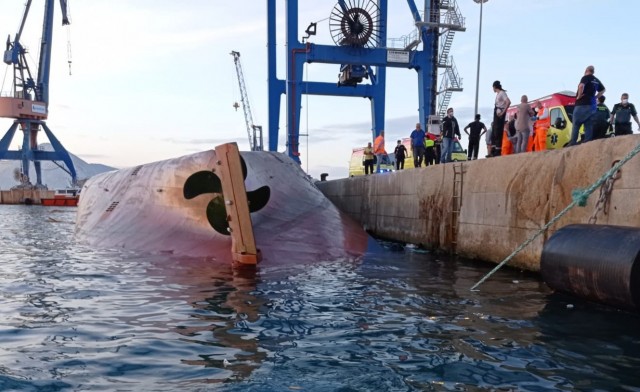 Un buque vuelca y los equipos de rescate buscan a dos personas: un marinero y un estibador