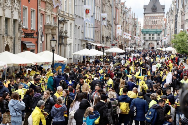 Dos mareas amarilla y roja confluyen en Gdansk y animan la previa a la gran final