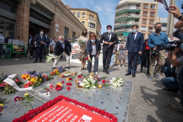 Alicante rinde homenaje a las víctimas del bombardeo del Mercado con una ofrenda floral