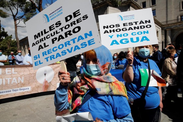 Los regantes murcianos marchan en caravana por Madrid para defender el trasvase 