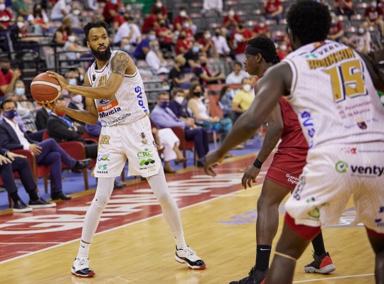 El Real Murcia roza la sorpresa en Granada pero cae tras seis victorias en la LEB Oro
