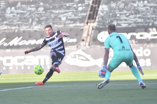 Fiesta con público: El Efesé acaricia la salvación tras ganar al Almería (3-2)