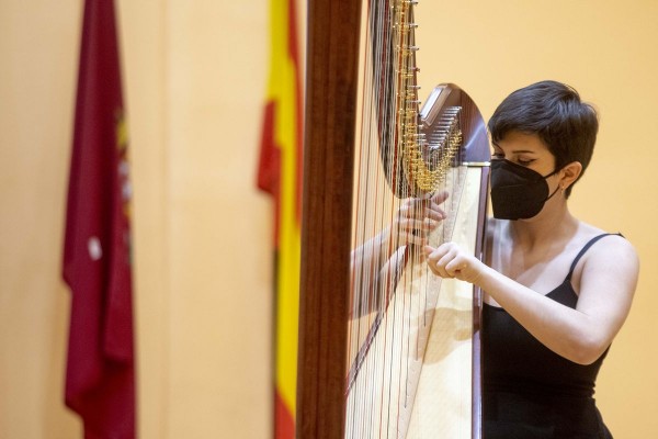 Paula Vicente gana con su arpa la primera final de 'Entre Cuerdas y Metales'
