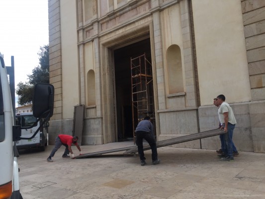 Sant Pasqual renueva puertas y cambia toda su bancada interior gracias a una donación privada