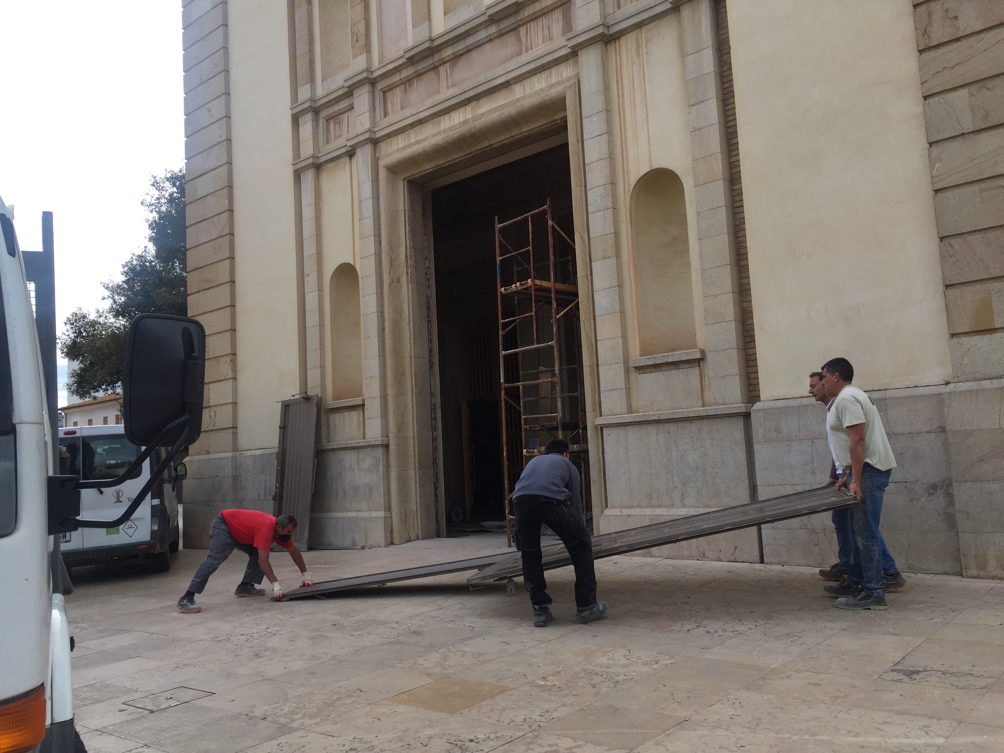 Sant Pasqual renueva puertas y cambia toda su bancada interior gracias a una donación privada