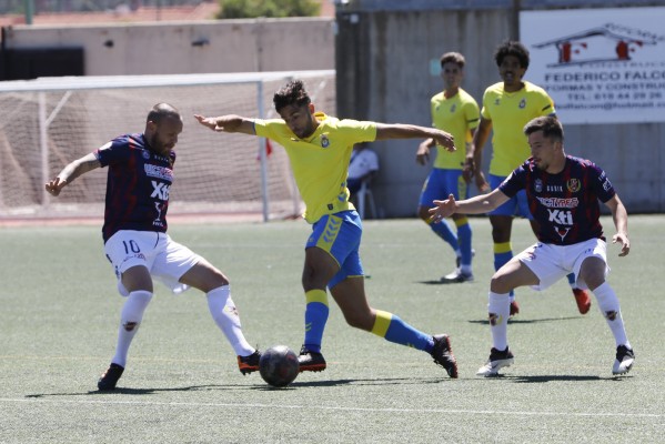 El Yeclano pone un pie y medio en Tercera tras caer ante Las Palmas Atlético (4-2)