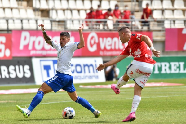 El Murcia cierra con victoria una temporada gris tirando a negra en la que cae al cuarto escalón (2-1)