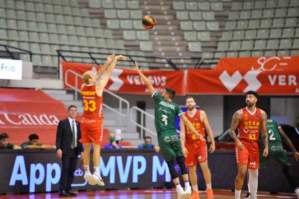 El UCAM CB barre al Unicaja y luego aguanta su embestida para seguir optando al play off (81-68)