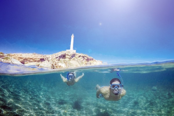 Planes para sumergirse en la costa y en el interior: dos mares y parajes naturales para disfrutar en el agua