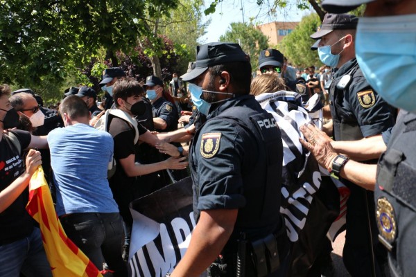 La Policía detiene a dos jóvenes en una protesta por la presencia del Rey Felipe VI en la UJI