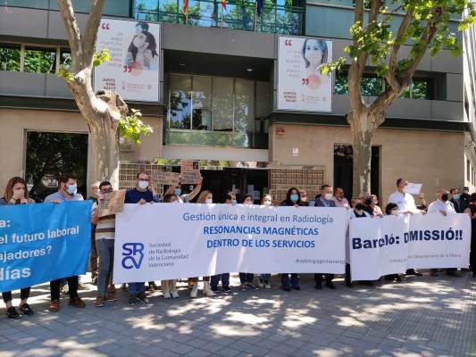 Trabajadores de Alzira y Torrevieja y radiólogos protestan en València contra la empresa pública
