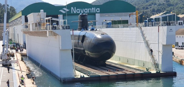 Trasladado el S-81 al dique flotante para que este viernes se haga la maniobra de puesta a flote