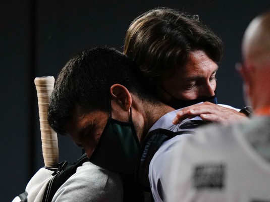 Alcaraz, quien se regala un choque ante Nadal, logra su primer 