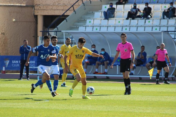 El UCAM CF, que peleará por subir a Segunda, se deja el liderato en San Fernando (2-0)