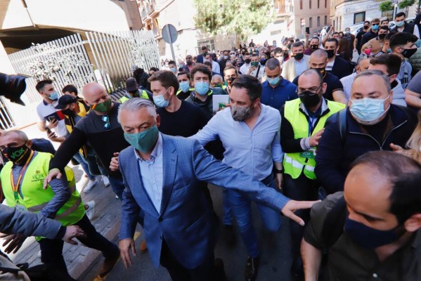 El multitudinario acto de Abascal en la plaza de Belluga de Murcia termina con 600 euros de multa para Vox
