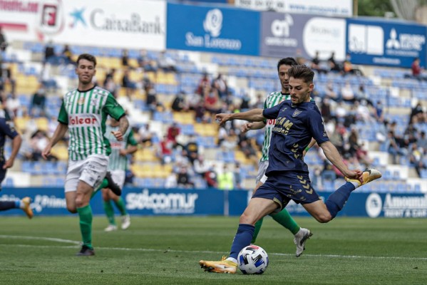 El UCAM CF remonta para recuperar el liderato y peleará por ascender a LaLiga SmartBank (3-2)