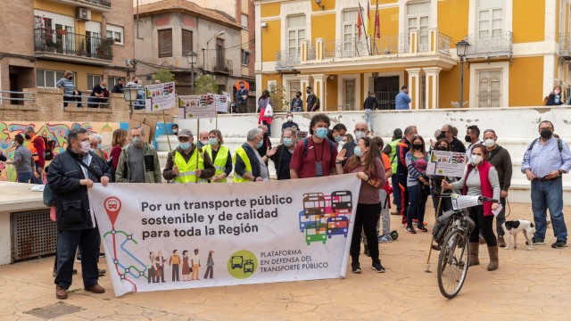 Centenares de vecinos de las pedanías claman por la recuperación de los autobuses de la Costera Sur