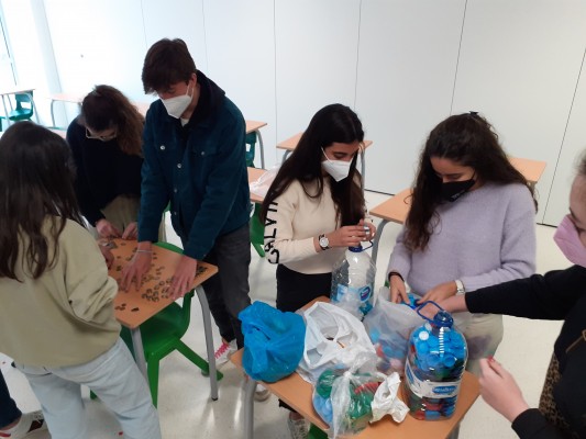 Alumnos y profesores del colegio Elis se remangan para aumentar los actos solidarios en la pandemia