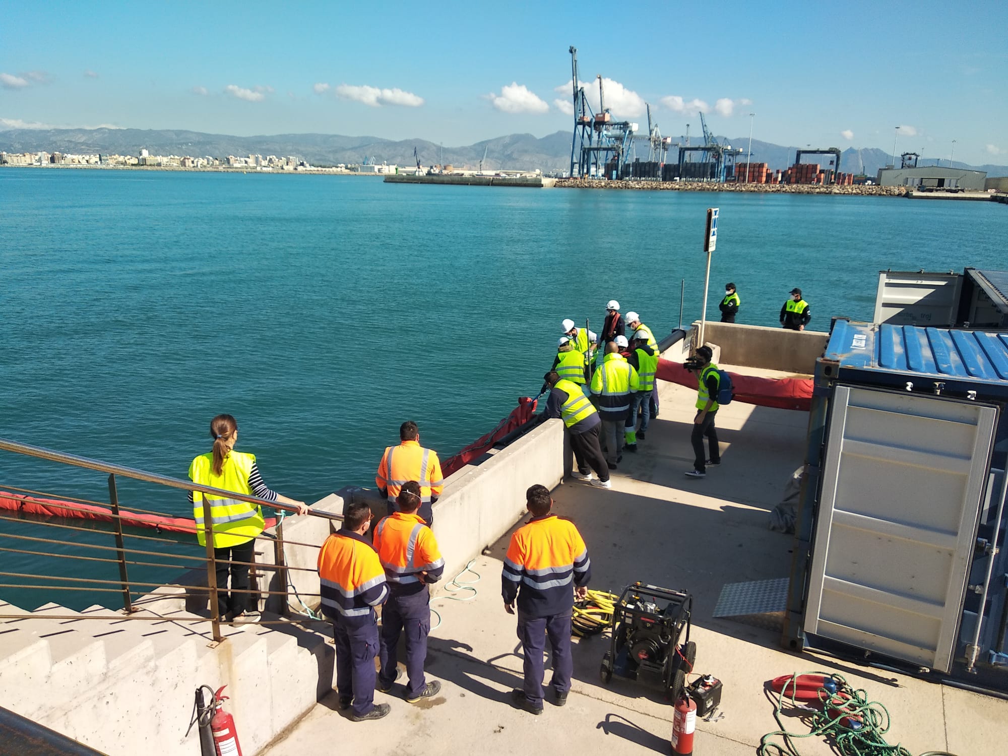 PortCastelló acoge un simulacro de lucha contra la contaminación marina