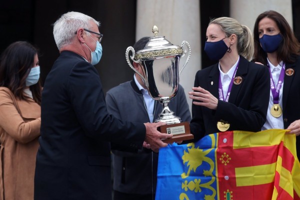 Homenaje a las campeonas del Valencia Basket: 