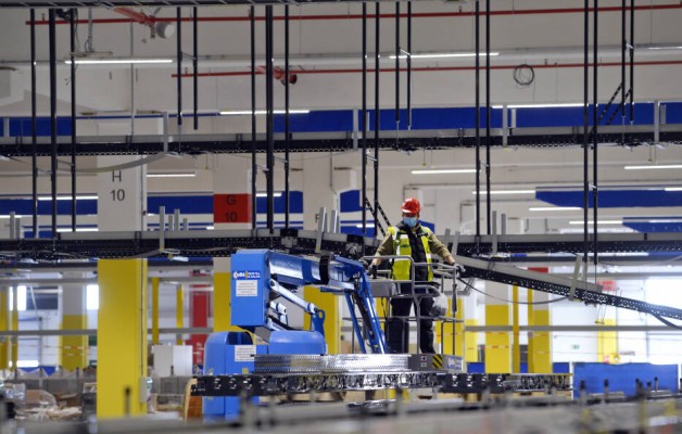 El macrocentro de Amazon: una 'oficina' 24 horas que convierte a Murcia en el eje logístico del sur de Europa  