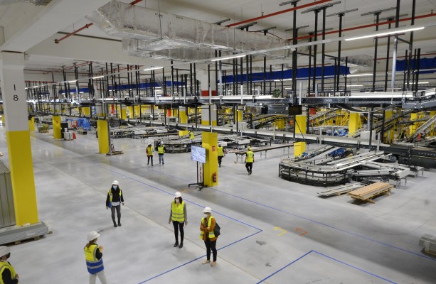 Amazon estrenará su macrocentro logístico de Corvera en otoño con 1.200 trabajadores