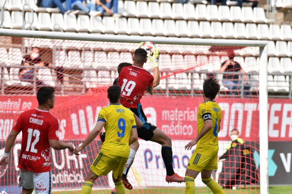 El canterano Rognny mantiene la ilusión de la Primera RFEF para el Murcia en el minuto 90 (2-1)
