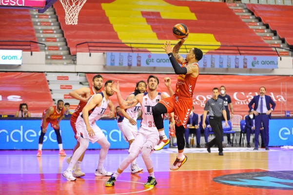 Davis y Taylor, con 50 puntos entre ambos, guían al UCAM, que gana al campeón en la prórroga (92-87)