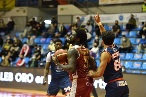 El Real Murcia apabulla al Tizona Burgos en la lucha por seguir en la LEB Oro
