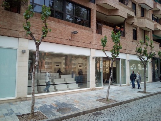 La perfumería Prieto del centro de Murcia da el salto de una esquina a otra en la Plaza de Romea