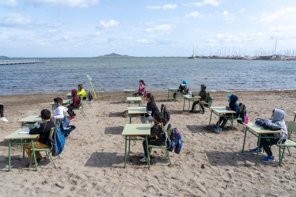 Lecciones a orillas del Mar Menor: un colegio de Los Nietos se hace famoso por sus clases en la playa