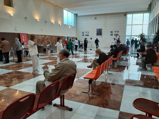 Sanidad inicia la vacunación de ciudadanos de 65 y 64 años en el hospital de campaña de Alicante