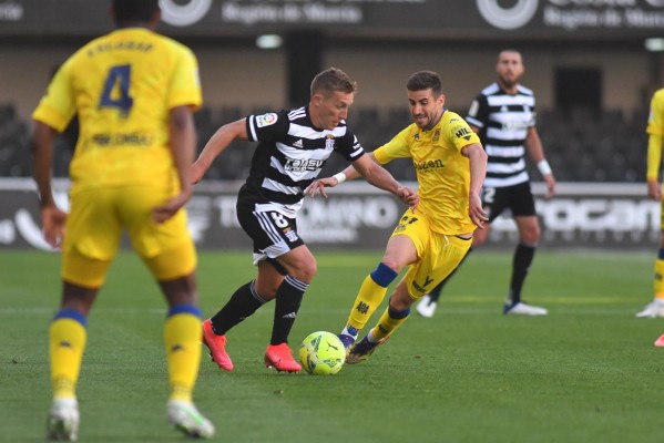 El Efesé se lleva un duelo por la permanencia gustándose al principio y sufriendo después (2-1)