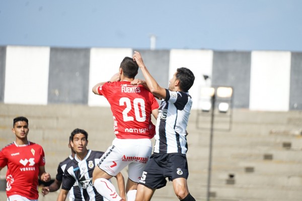 El Murcia se aleja de la Primera RFEF al caer con un penalti fallado y la expulsión de López (1-0)
