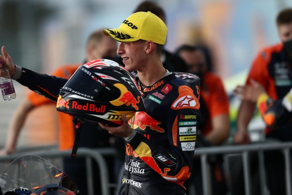 El mazarronero Acosta sigue haciendo historia y ya es líder del Mundial de Moto3 tras ganar en Doha