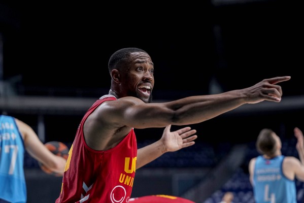 El UCAM CB aleja los fantasmas del descenso con un convincente triunfo ante el Estudiantes (75-85)