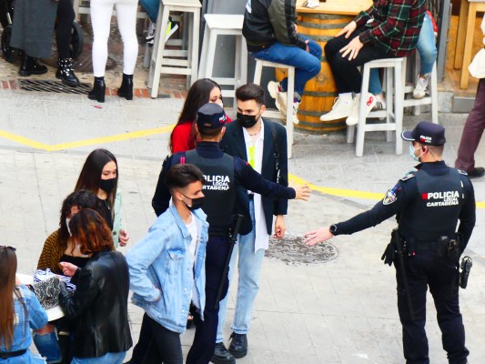 Vallas, control restringido y multas: así limita accesos y aglomeraciones la policía en Cartagena
