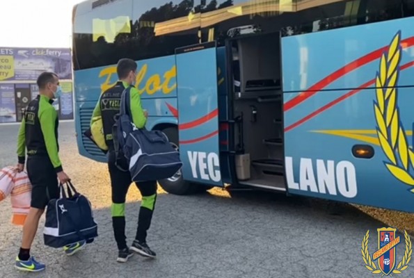 Un aficionado recorre 687 kilómetros en bici para estar con el Yeclano en Huelva