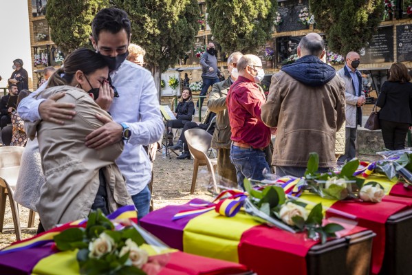 Los restos de 20 represaliados por el franquismo son entregados a sus familias en Paterna