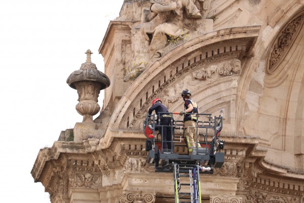 La Catedral de Murcia vuelve a sufrir la caída de cascotes: los bomberos acordonan la Plaza Belluga