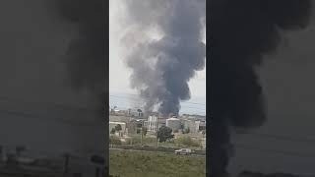Cinco dotaciones de bomberos sofocan un incendio en una fábrica de palets en Aldaia