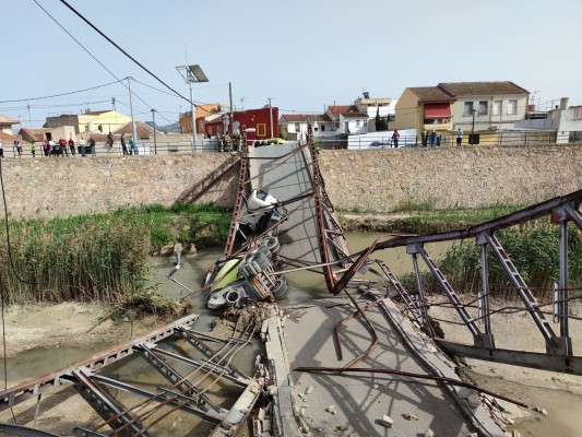 El puente entre El Raal y Beniel se desploma al paso de un camión hormigonera