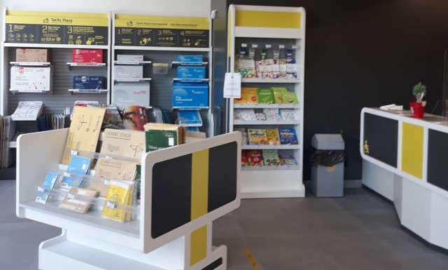 Correos hace un 'lavado de cara' a casi una veintena de oficinas de la Región