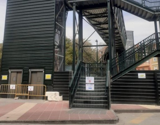 Adiós a la pasarela de Santiago el Mayor tres años después: ya está cerrada y en breve se desmontará