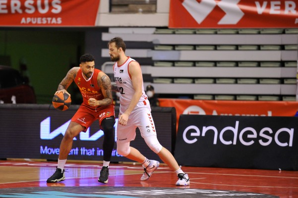 El UCAM Murcia CB da un paso atrás para salvarse al caer en la prórroga ante el colista (82-90)
