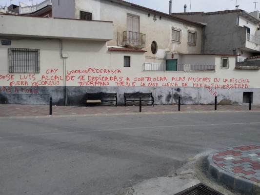Aparecen pintadas con amenazas de muerte al alcalde de Albudeite tras pasar de Cs al PP 