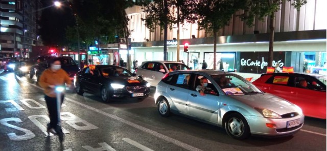 Una caravana de coches (bus incluido) toma las calles de Murcia para apoyar a Ballesta  