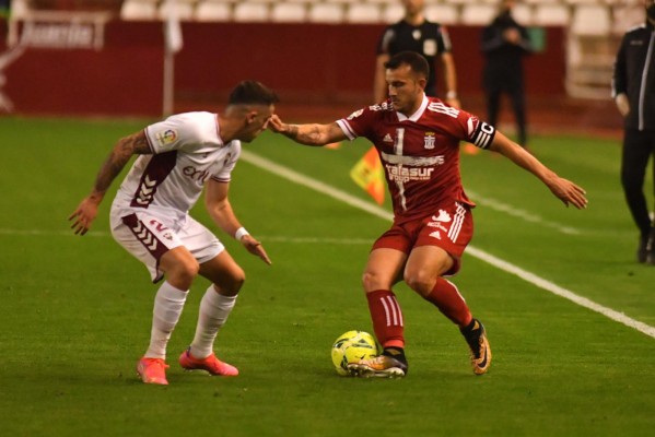 El Cartagena, incapaz ante el que era colista, no espabila y continúa en el pozo de la tabla (2-0)