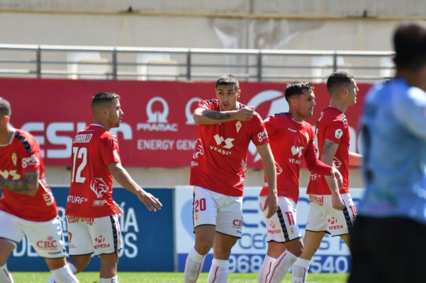 El Real Murcia elude la lucha por evitar el descenso a Tercera pese a no pasar del empate (2-2)