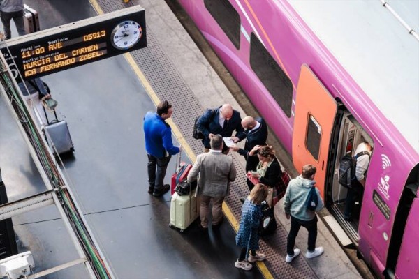 El ministro Puente anuncia que se retrasa la vuelta de la alta velocidad entre Madrid y València
